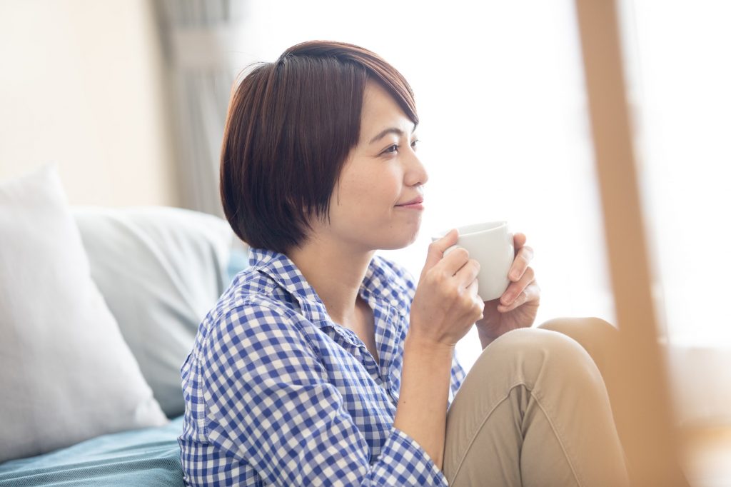 部屋でリラックスする女性