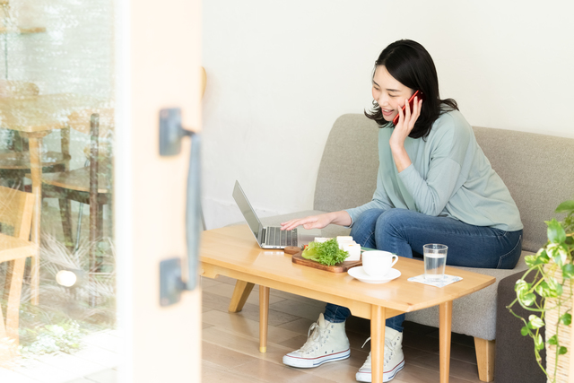 カフェ　仕事する女性