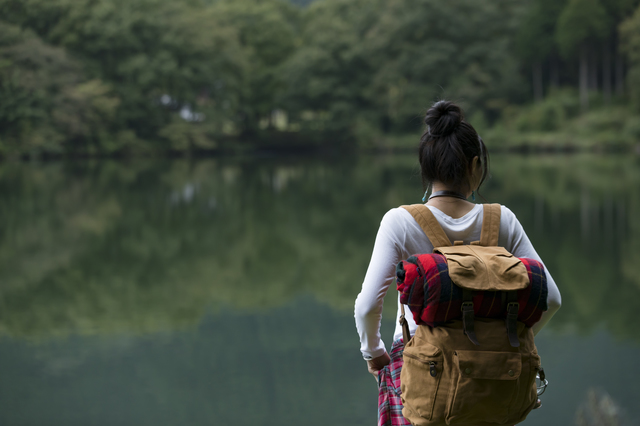 女性　一人旅