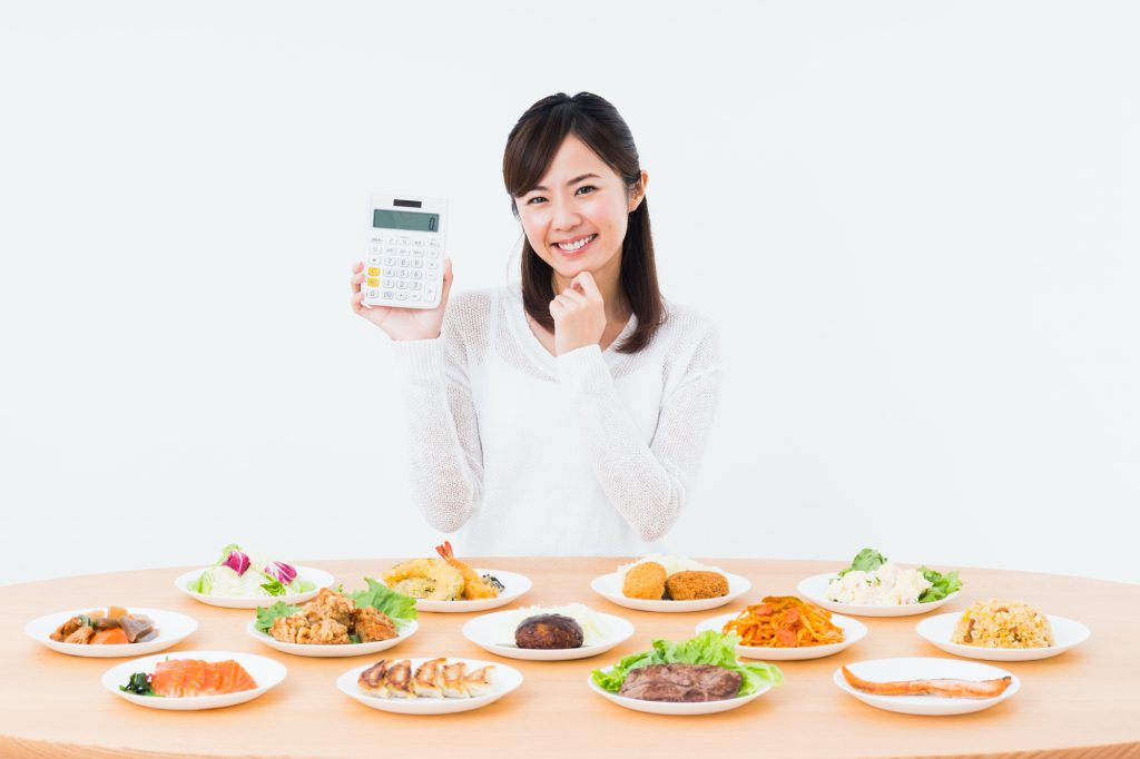 食費を計算する女性