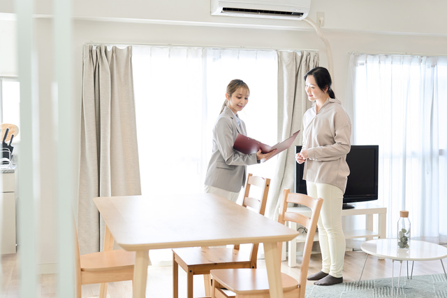 マンスリーマンションを内覧する女性